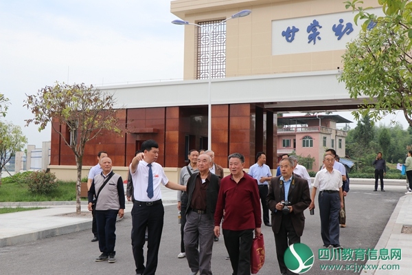 开江县教科局退休老领导一行深入甘棠初级中学开展调研活动