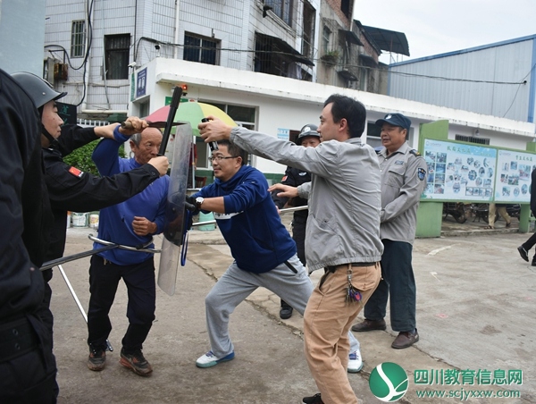 安全小组抵制“歹徒”.JPG