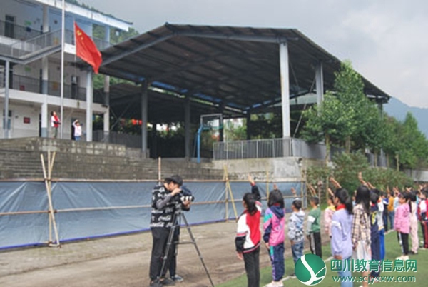 北京旅游卫视拍摄什邡市红白小学升旗仪式