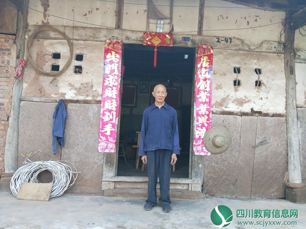 贫困户老人在干净的家门口留影.jpg