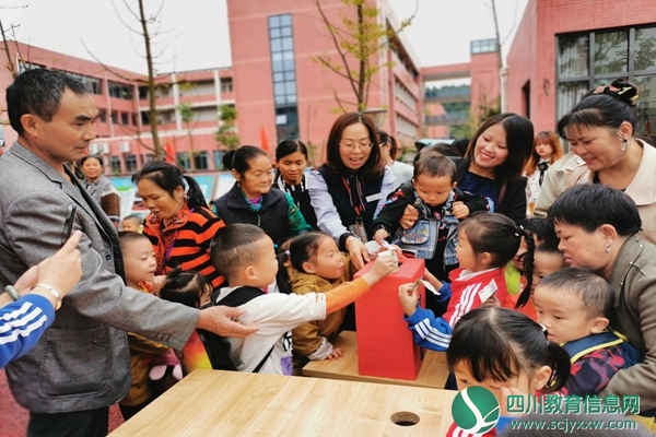  遂宁市金鱼幼儿园举行“大爱扶贫·济善遂宁”扶贫捐赠活动