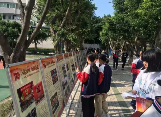 遂宁中学迎十•一爱国主义教育挂图展侧记