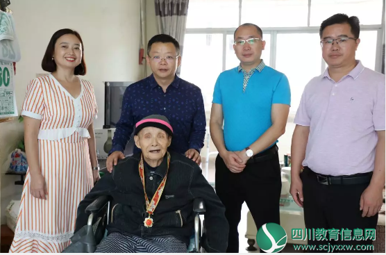 张东一行慰问“庆祝中华人民共和国成立70周年”纪念章获得者狄啸老师