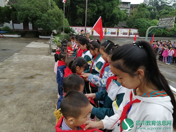 兴旺明德小学热烈庆祝少先队成立70周年2.jpg