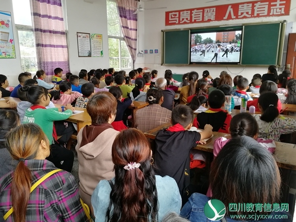 班级中观看学校视频.jpg