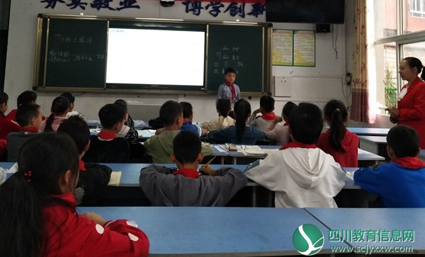 熊小梅老师上课.jpg