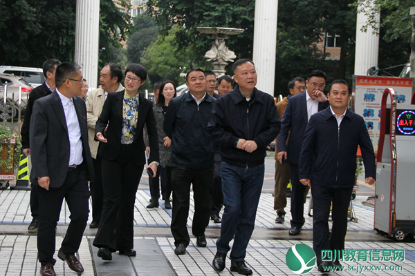德阳市“创城”工作领导小组莅临德阳市黄河路小学检查“创城”工作