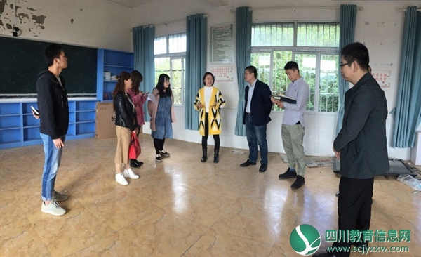 区委周书记与米军校长交流我校硬件和师资情况.jpg
