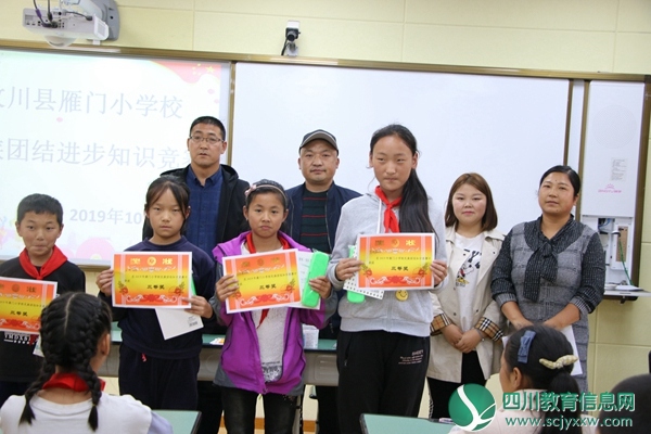 为竞赛获奖学生颁奖.JPG