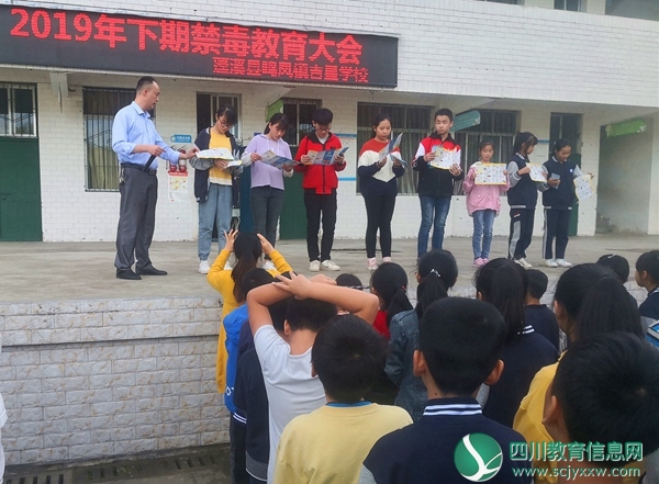 学校向各班级发放禁毒教育宣传手册.jpg