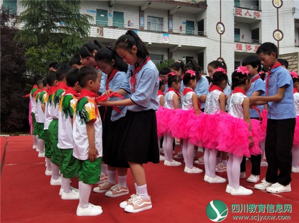广安邻水县梁板乡中心小学举行少先队队员入队仪式活动