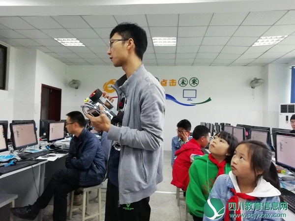 市科协来马举办机器人辅导员培训班