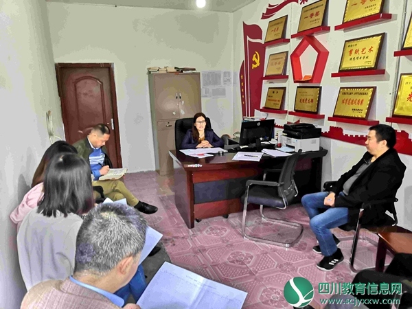 仪陇县碑垭小学召开毕业班提质会