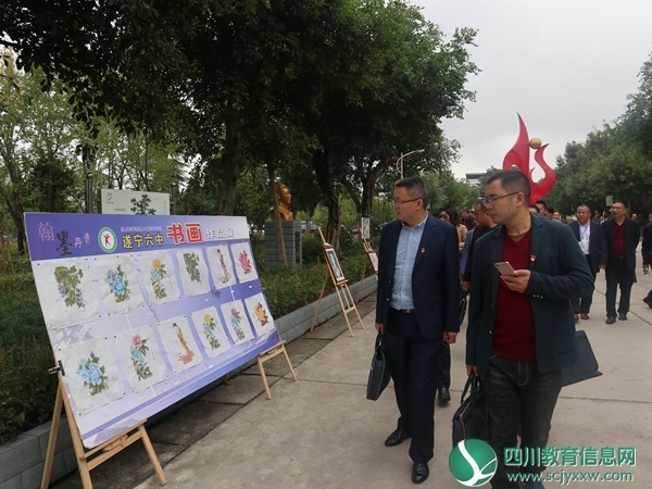 参观画廊.jpg