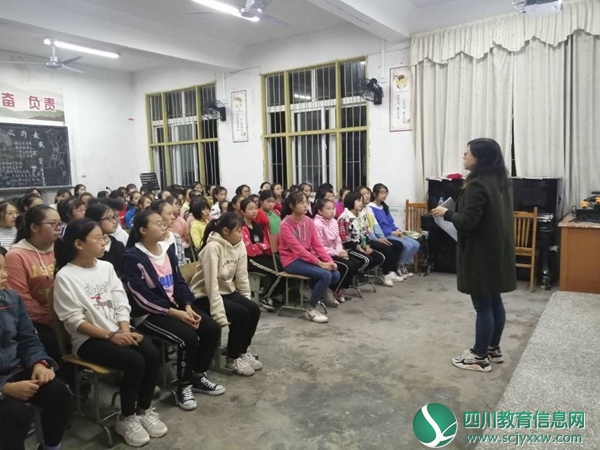 翠屏区孔滩中心校五年级开展数学教材培训活动