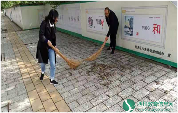 德阳市雅居乐泰山路小学：党员带头垃圾清 清洁打扫暖人心