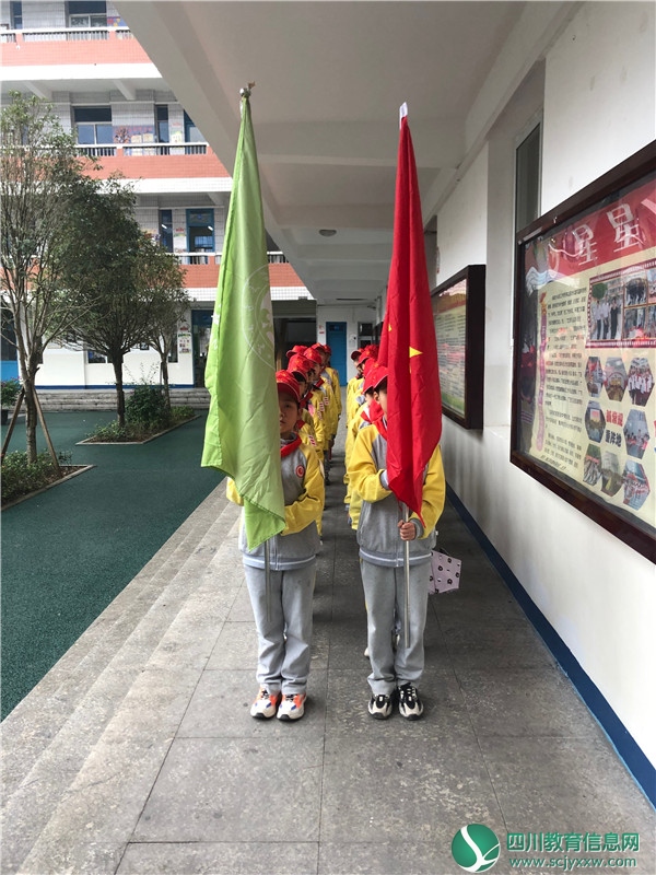广安区东方小学校2019年红领巾志愿者开展“敬老爱老”活动