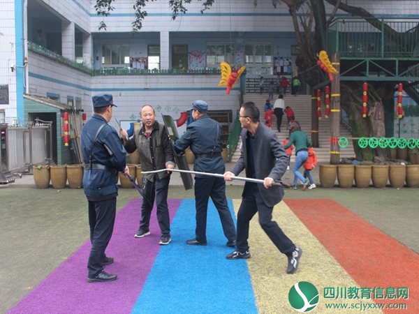 安居区三家镇中心幼儿园顺利开展防暴反恐应急演练1.jpg