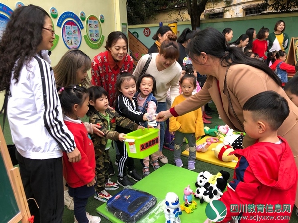  江油市东方红幼儿园开展义卖捐赠活动