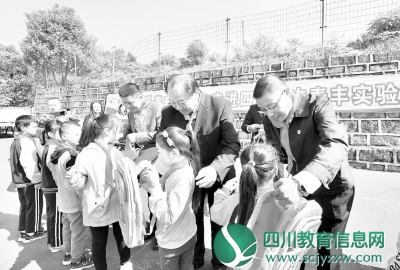 “最美奋斗者”“奥运第一金 ”许海峰走进德阳校园
