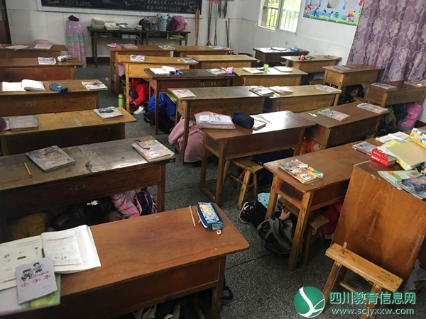 学生们在教室避险.jpg