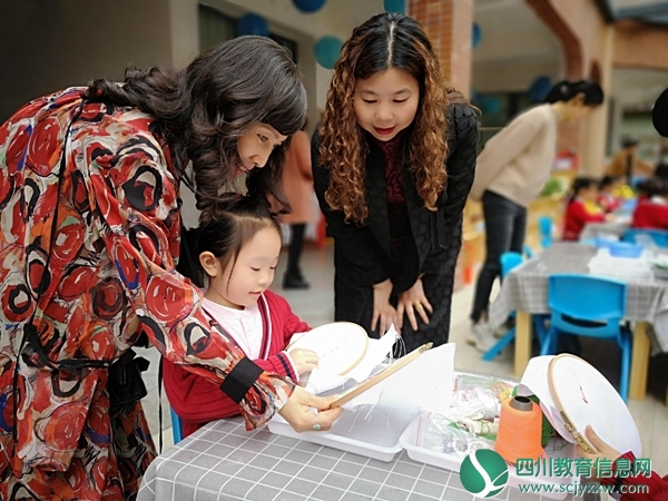 督察小组被幼儿活动所吸引.jpg