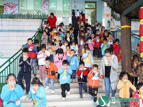 安居区三家镇中心幼儿园开展消防安全演练1.JPG