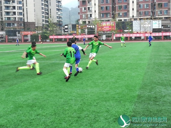赛场上少年们顽强拼搏.jpg