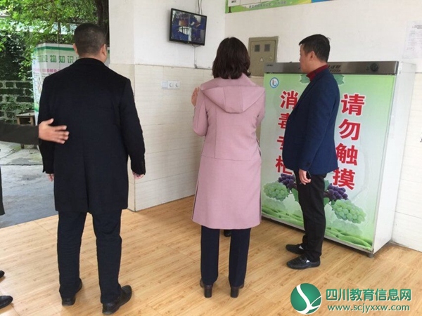 肖局长一行观看明厨亮灶工作.jpg