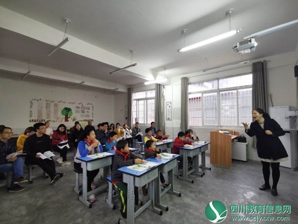 观摩聋教课堂教学1.jpg