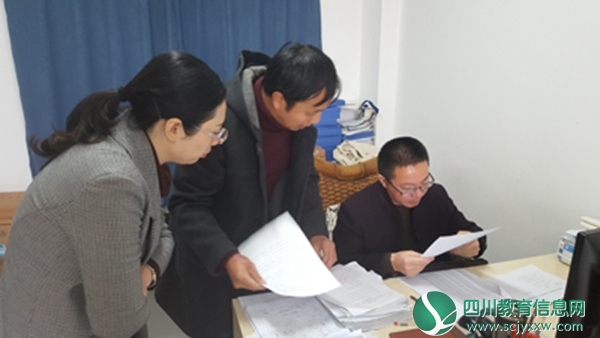 什邡市教育局资助中心检查指导红白小学学生资助工作