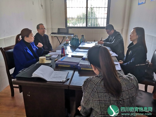 督评组与学校灵动啊教师进行意见交流.jpg
