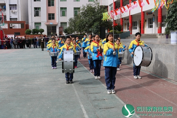 万源市固军乡中心小学校开展幼儿亲子活动