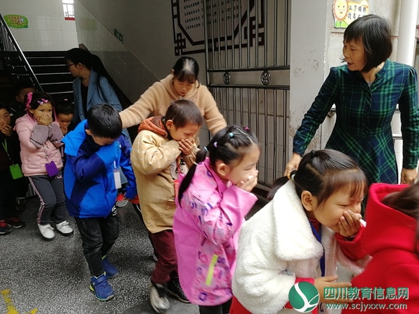宜宾市翠屏区孔滩小学校举行消防安全疏散演练活动