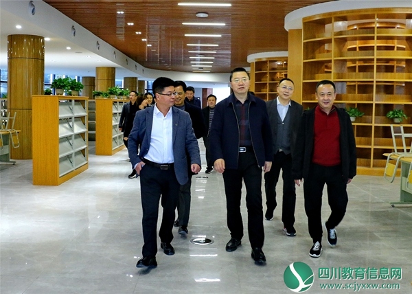  绵阳市教育和体育局党委书记、局长胡东到江油实验学校高中部调研学校办学情况