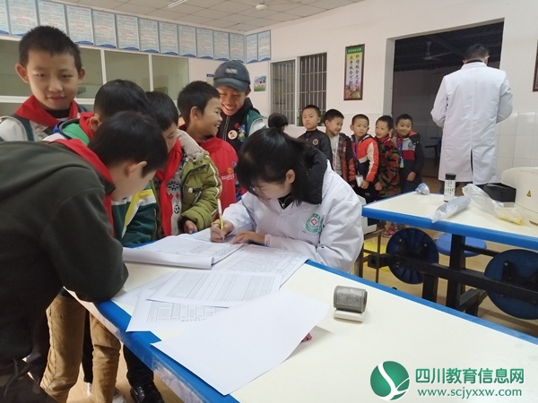 安居区兴旺小学开展建档立卡学生健康体检