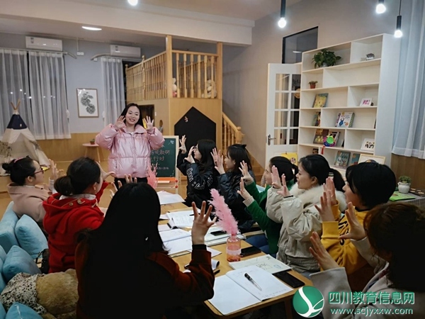  顺城园小班组开展教研活动