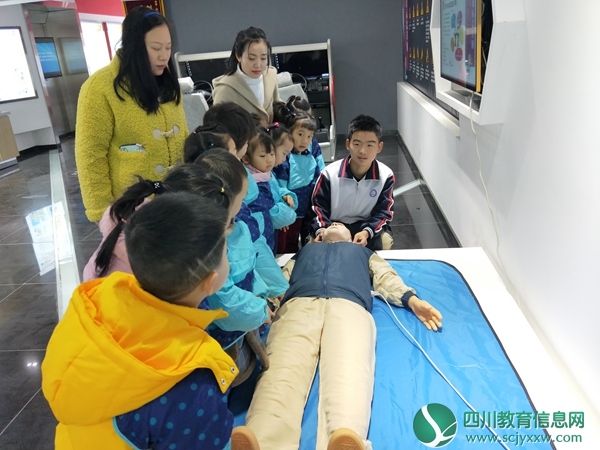 志愿者讲解心肺复苏知识.jpg