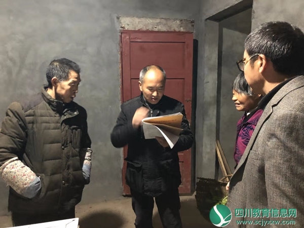 大兴小学模拟检查组深入贫困户模拟检查.jpg