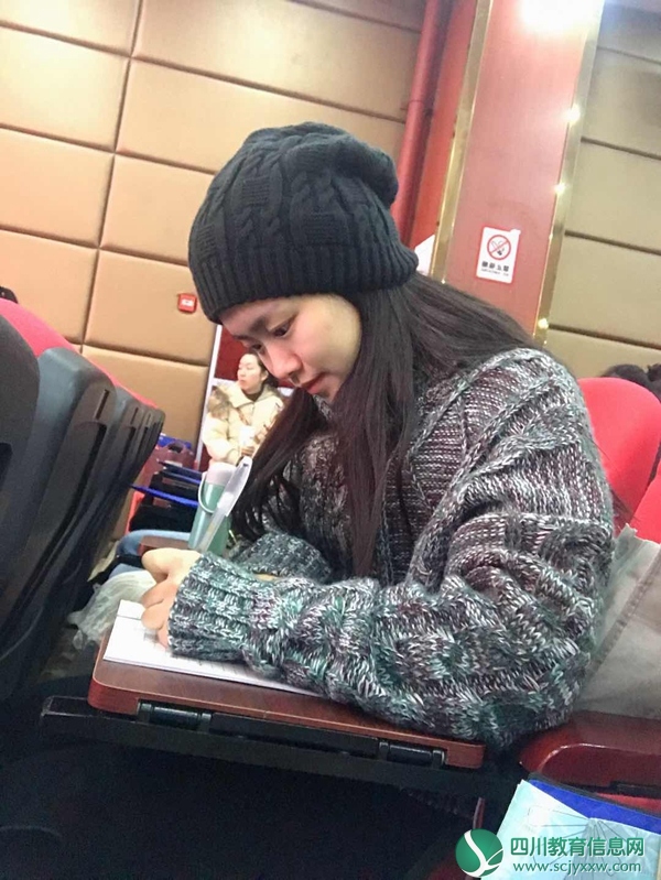 认真记笔记.jpg