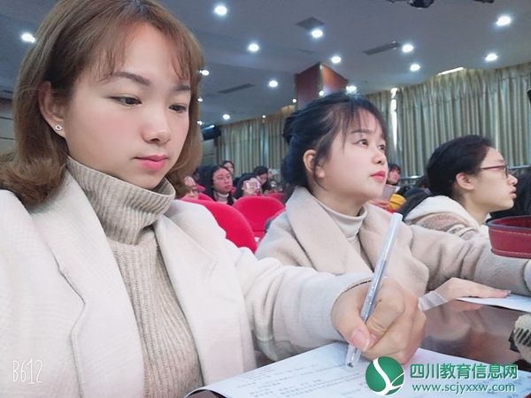 认真学习的教师1.jpg
