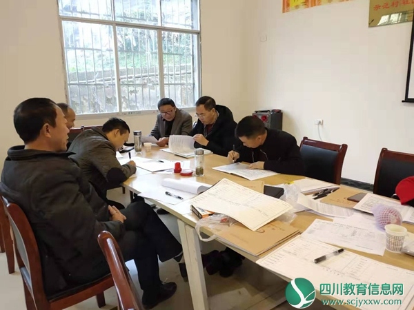 大兴小学开展脱贫攻坚模拟迎检工作