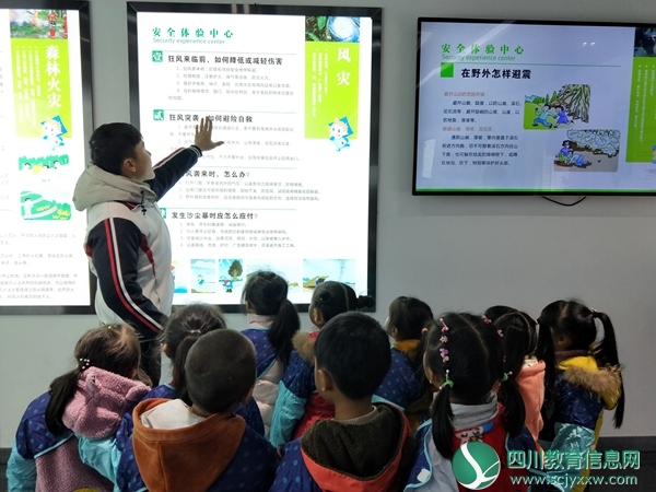 志愿者讲解台风知识.jpg