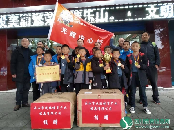 七彩光辉光耀乐山 彝家阿依勇拼搏 (4).jpg