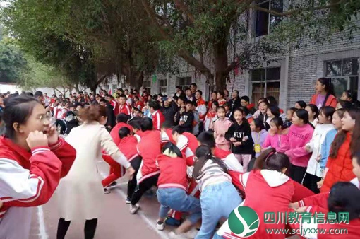东兴区永兴中心校召开秋季运动会