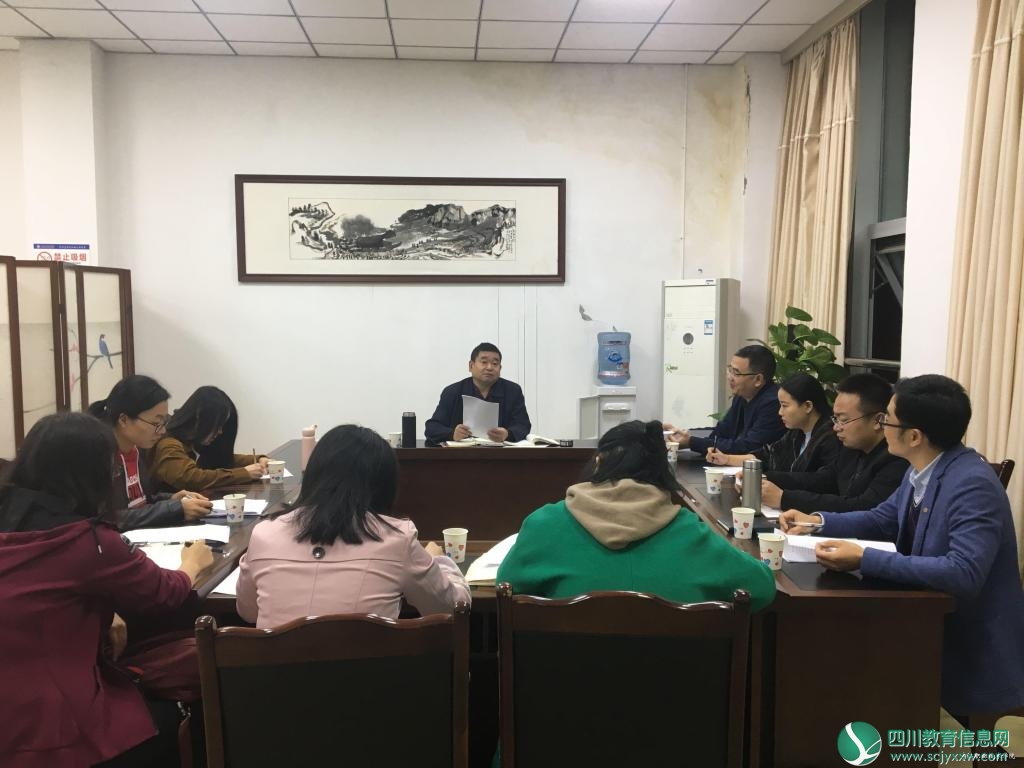 内江职业技术学院党委书记任孝勇与思政部教师交流思政教学工作
