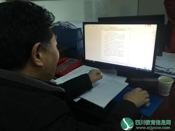 图3：专家组检查校园足球工作材料.png