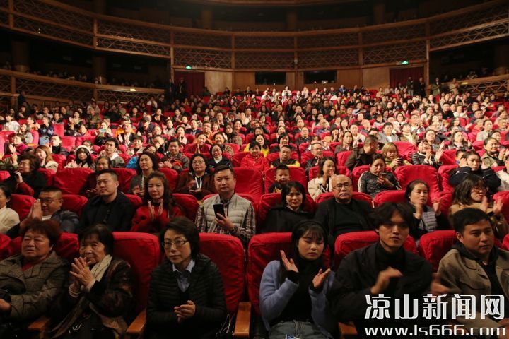 倪大红作为本剧主演，更是把人物刻画得入木三分，他们出彩的表演赢得了现场观众阵阵掌声。
