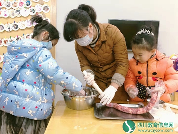  顺城街幼儿园开展“灌香肠”实践活动