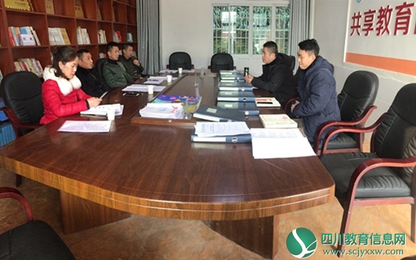 船山区教体局教育股股长蒋松柏一行来到唐家中学开展“美丽乡村校园”，验收工作